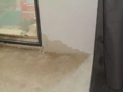 窗户下雨就往里面渗水怎么办_阳台窗户渗水_下雨阳台地砖渗水咋办