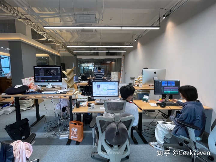 儿童写字桌椅安装图片_办公桌椅安装_阶梯教室桌椅安装方式
