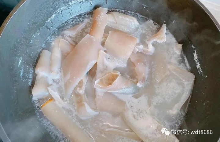 桂林米粉卤水熬制方法_鱼鳞冻的熬制方法_水晶皮冻熬制多长时间