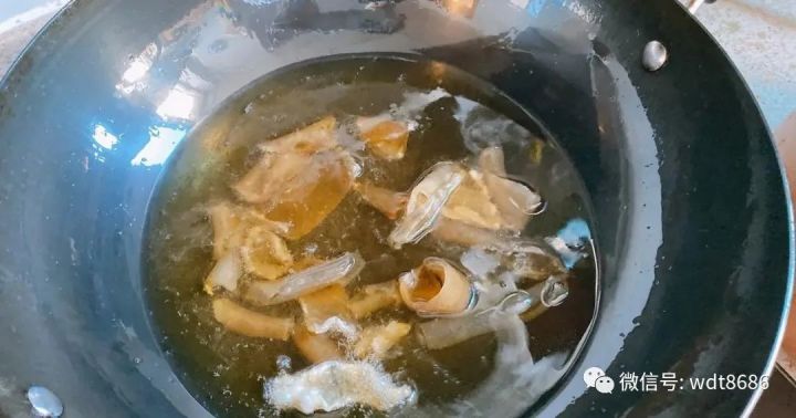 鱼鳞冻的熬制方法_水晶皮冻熬制多长时间_桂林米粉卤水熬制方法