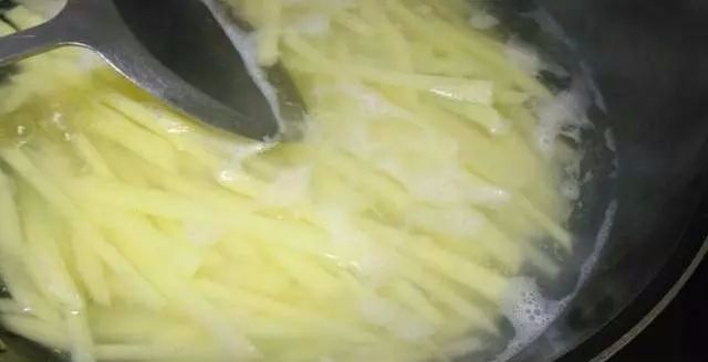 炸薯条怎么做_薯条怎么炸好吃_怎样炸红薯条
