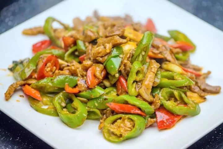 青椒回锅肉的做法_回锅肉炒青椒_回锅肉 先炒青椒红椒