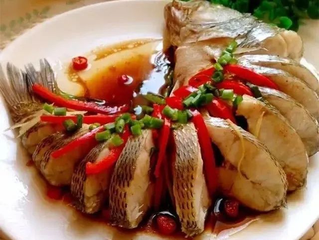 清蒸鲈鱼的家常做法_清蒸鲈鱼的家常做法 大全_清蒸鲈鱼的做法 家常的做法