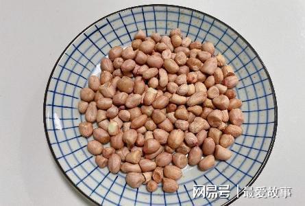 油炸花生米的做法_油炸糖衣花生米的做法_油炸酥花生米的做法