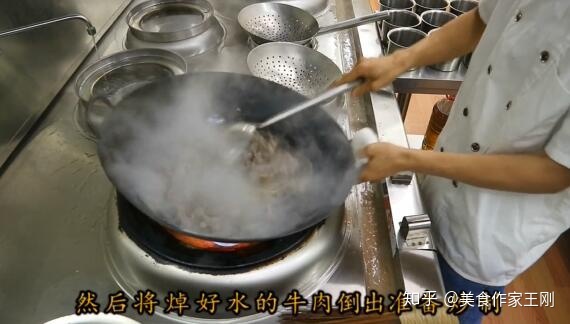 萝卜炖牛腩汤的做法_牛腩炖白萝卜怎么做_牛腩炖萝卜材料