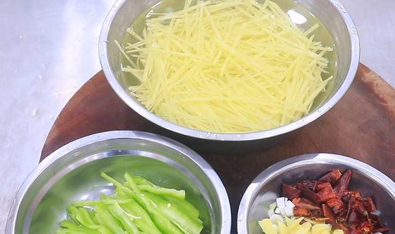 青椒土豆丝的做法英文_青椒土豆肉丝的做法_青椒土豆丝的做法步骤