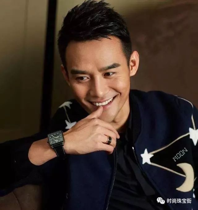 女生右手中指戴戒指_戒指戴右手中指是什么意思_女生戒指戴右手中指