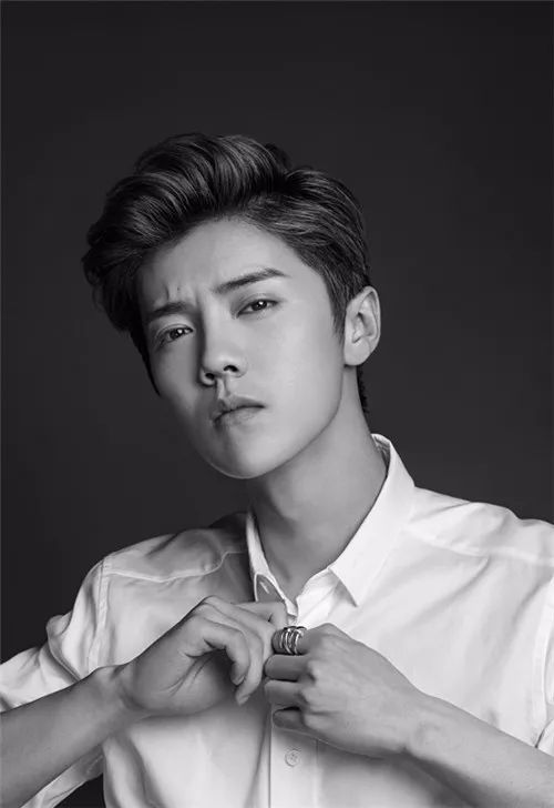 右手中指戴黑戒指什么意思_女生右手中指戴戒指_女生右手戒指戴中指
