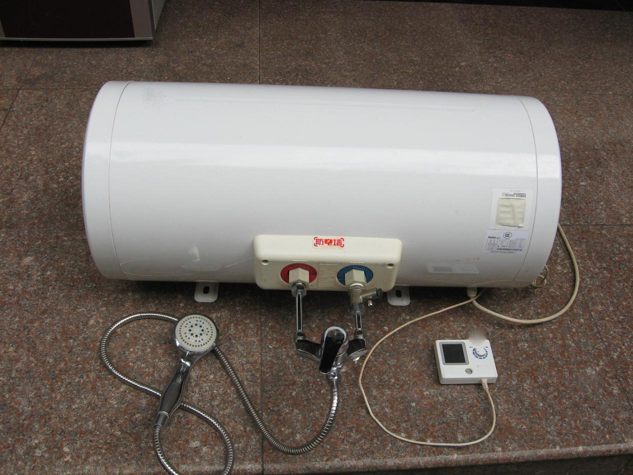 插电的热水出水口漏水_热水器漏水_即热水龙头漏水怎么修