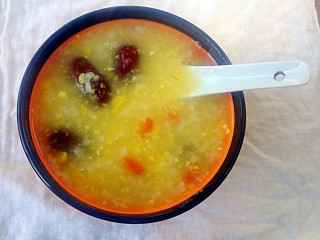 玉米碎红枣粥