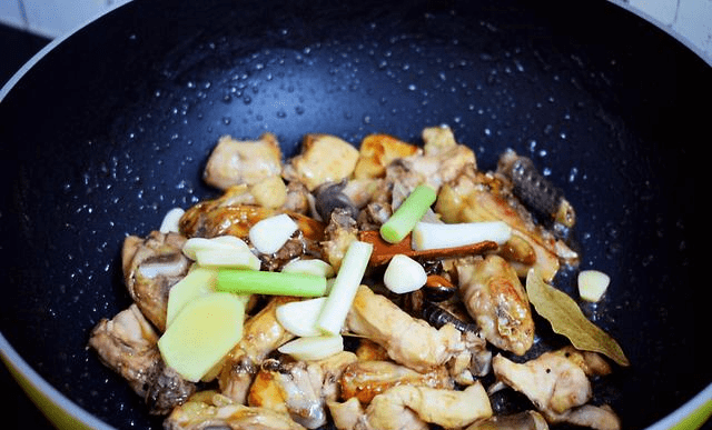 炖鸡怎么炖好吃_香菇炖鸡怎么炖才鲜美?_炖鸡爪子怎么炖好吃
