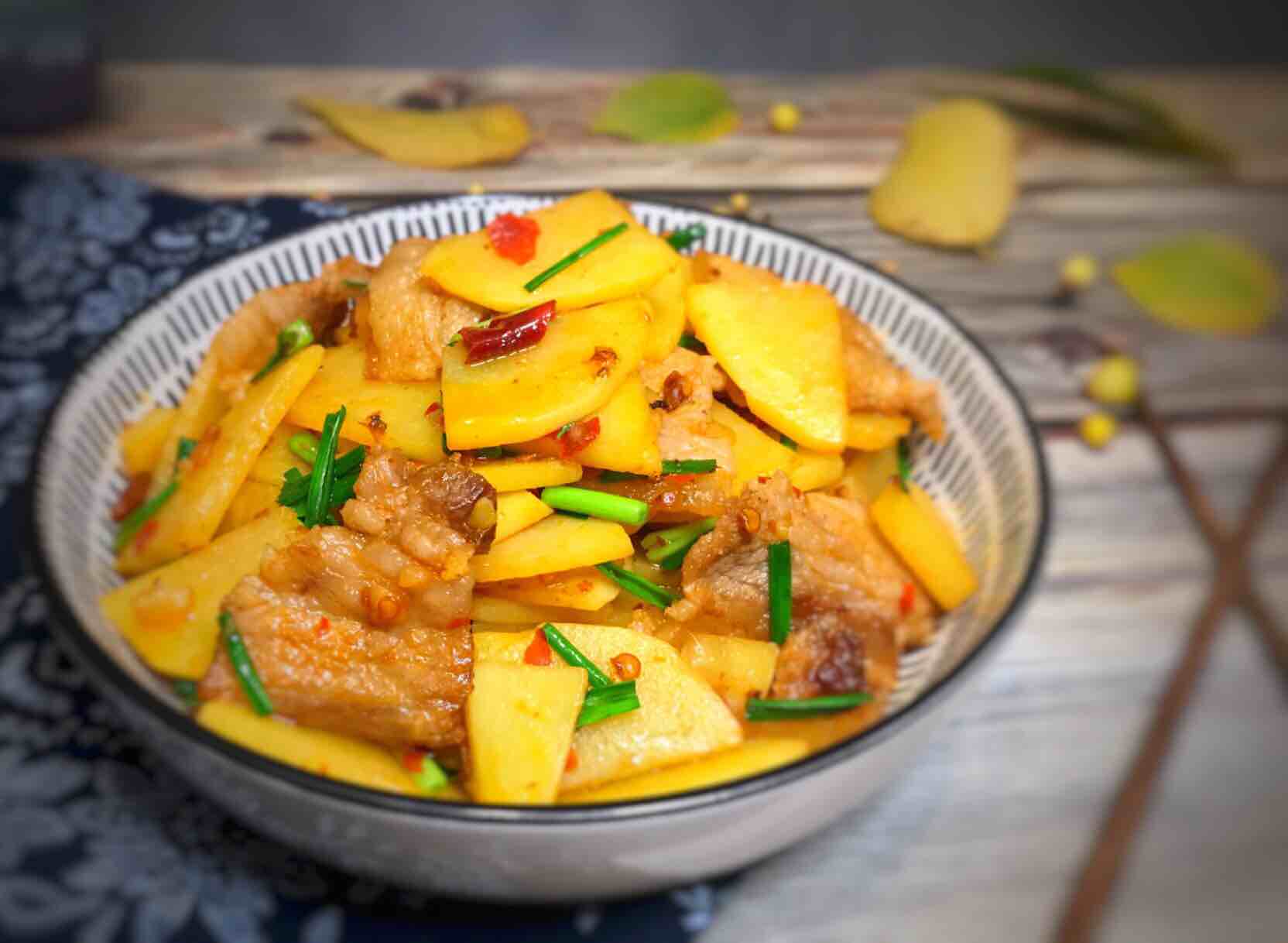 红烧肉炖土豆家常做法_土豆片的家常做法_茄子土豆的家常做法