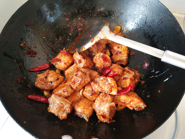 干锅香辣排骨虾的做法_排骨虾干锅的做法视频_排骨干锅怎么做家常做法
