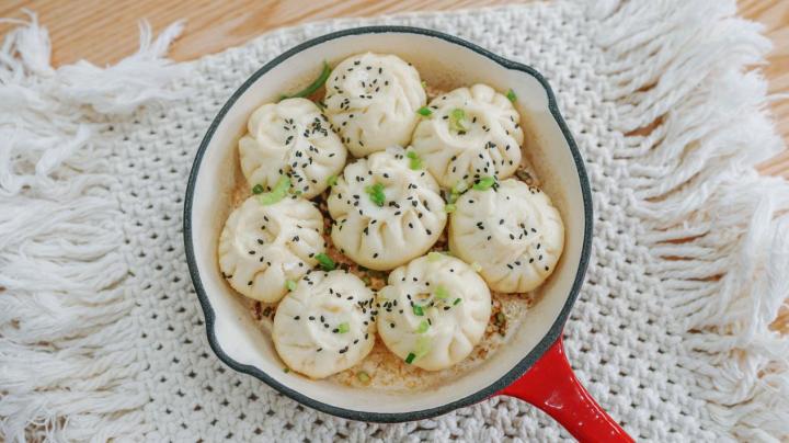 小杨生煎大虾生煎和荠菜生煎怎么分_生煎包的做法_生煎怎么包
